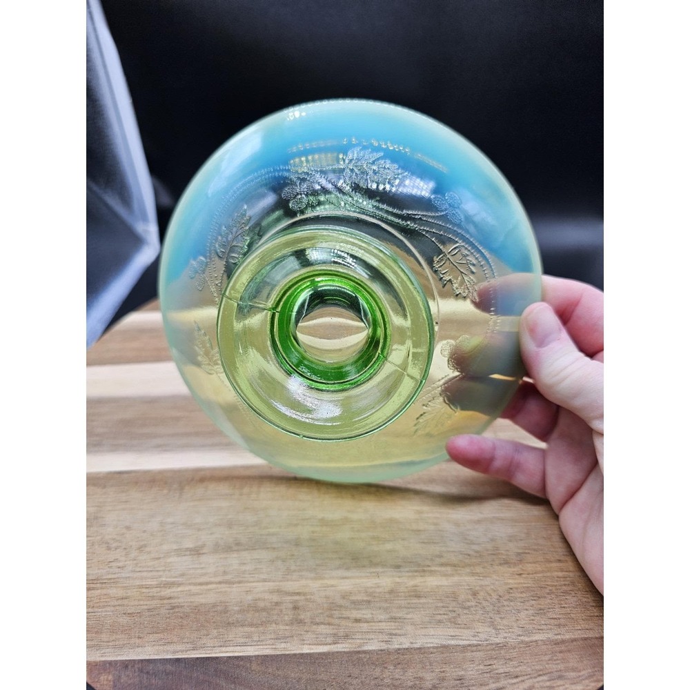 Vintage Green Irridescent Footed Bowl Leaf Berry‎ Design Green Glass - Picture 4 of 10